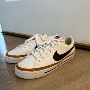 Nike Court Legacy